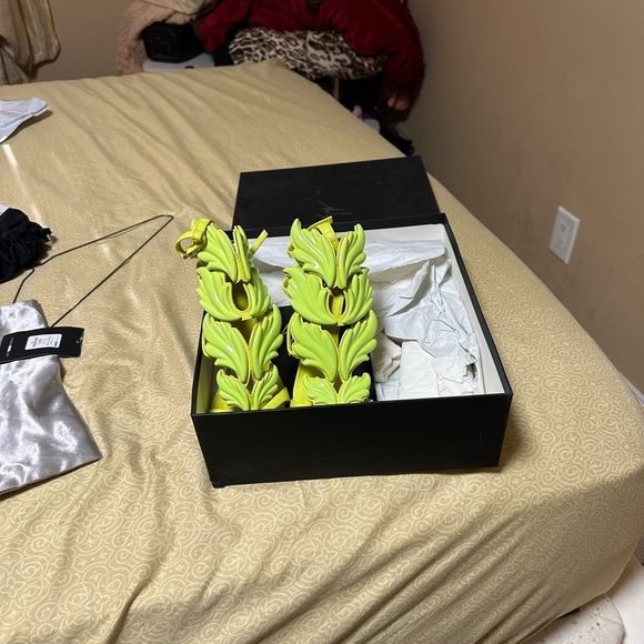 Giuseppe neon green heels size 7 only worn once. - Picture 2 of 5